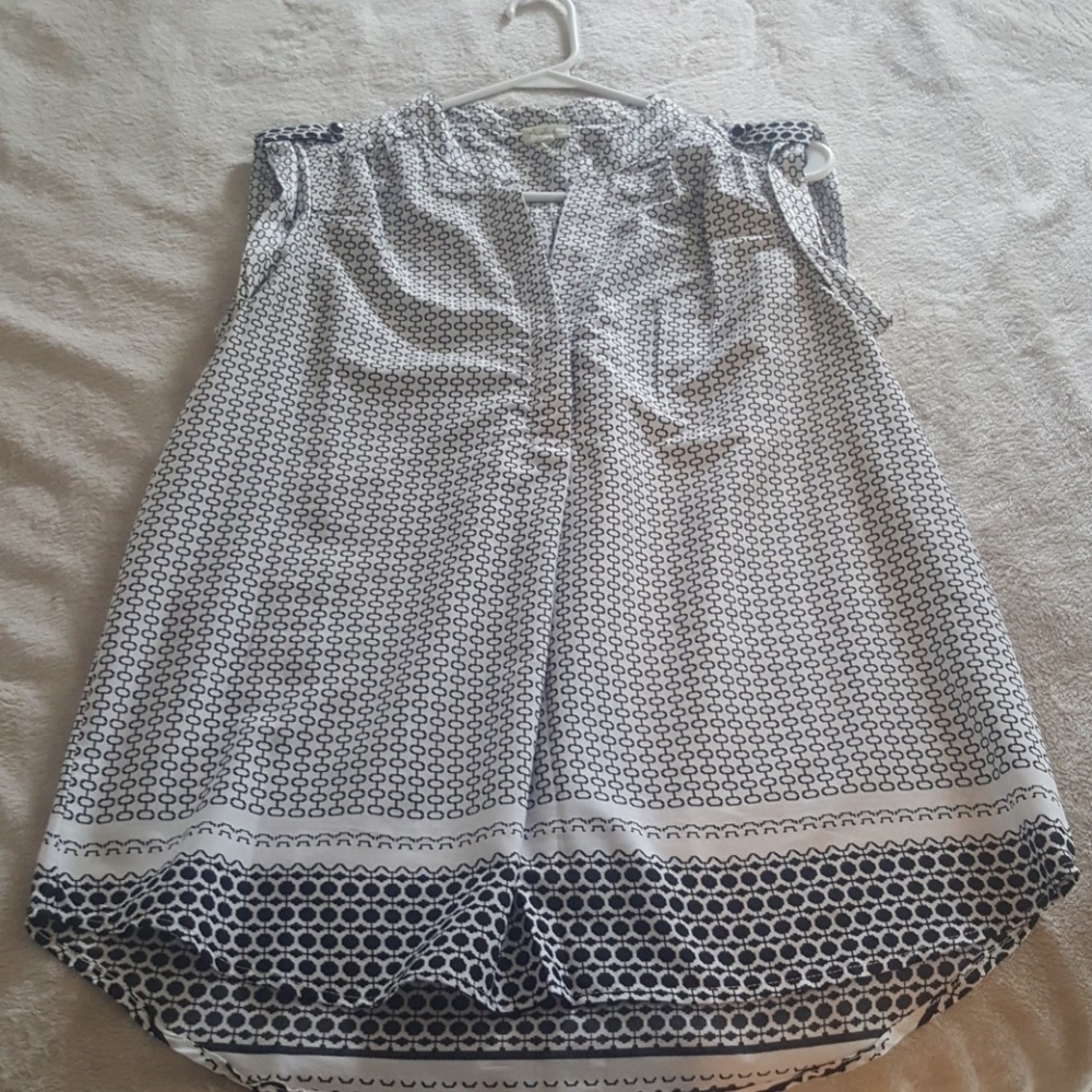 Black and White pattern sleeveless blouse